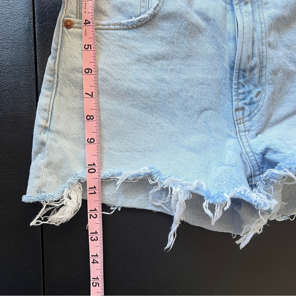 Abercrombie & Fitch The Mom Short High Rise Light Wash Denim Shorts Size 26 - Picture 7 of 8